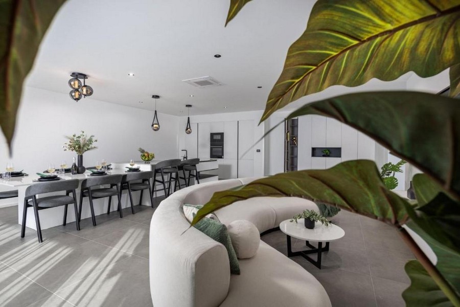 Moderná kuchyňa s obývacím priestorom a výhľadom na more