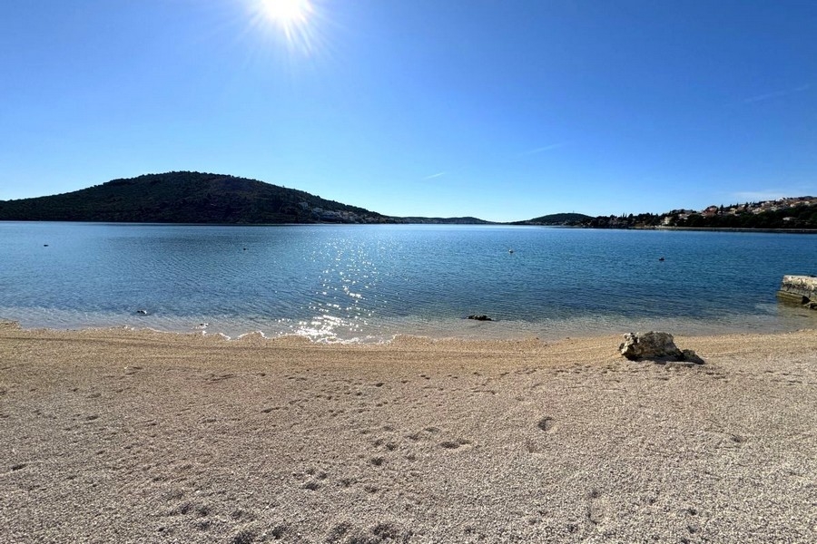 Kúpte si vilu v 1. rade pri mori v Chorvátsku.