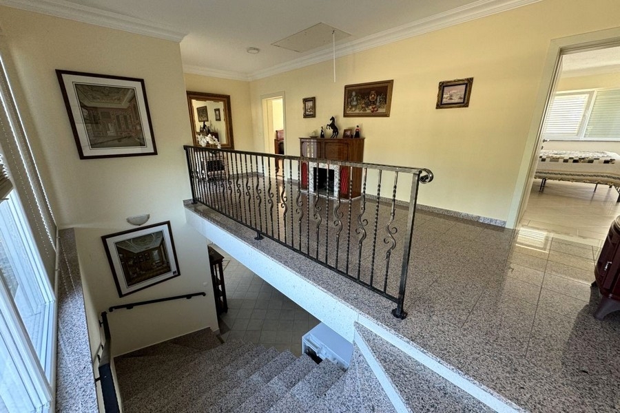 Hala na hornom poschodí so schodiskom