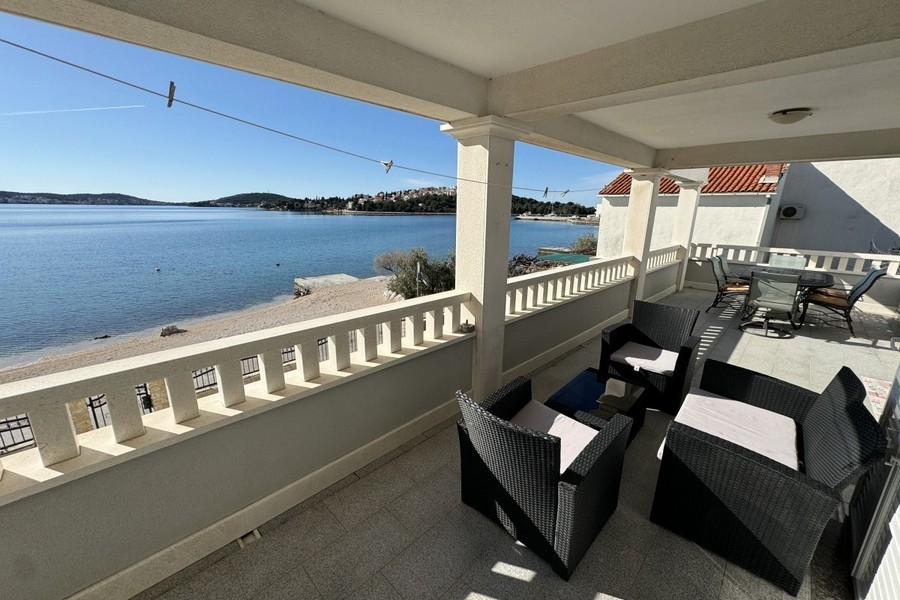 Terasa s výhľadom na more v prvom rade k moru v Rogoznici