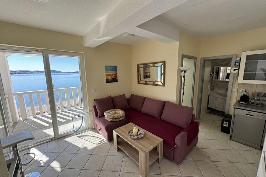 Štúdiový apartmán s pohovkou a balkónom s výhľadom na more