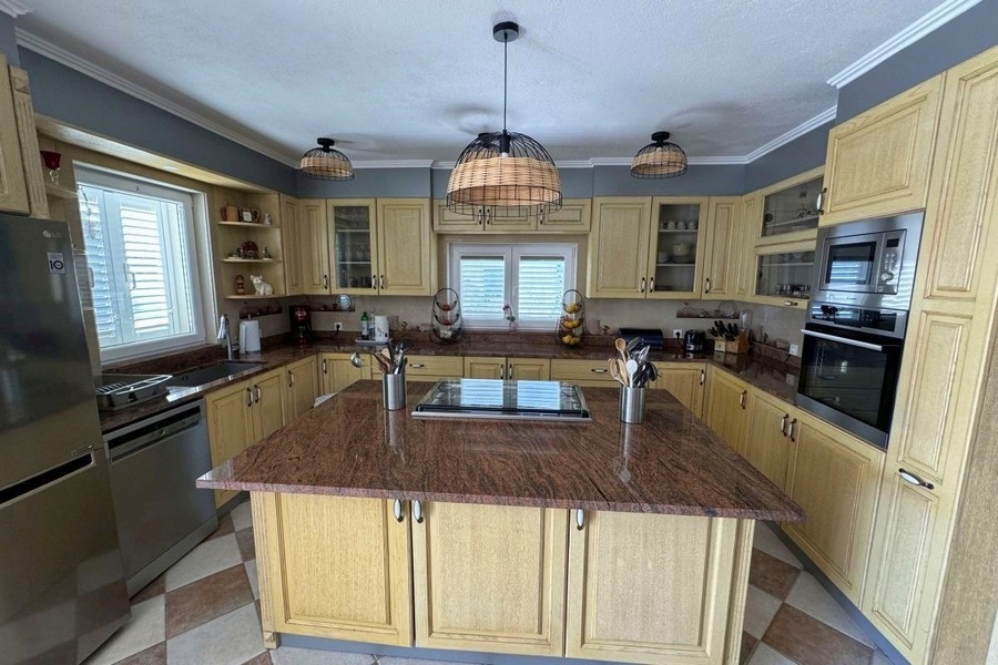 Otvorená kuchyňa s jedálenským kútom a prístupom na terasu s výhľadom na more