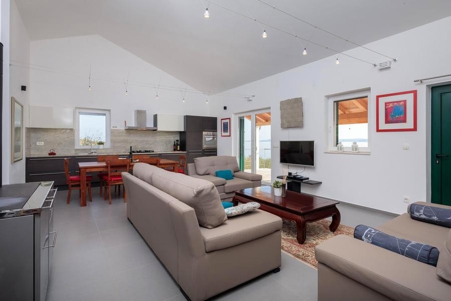 Obývacia izba s kuchyňou a výhľadom na more