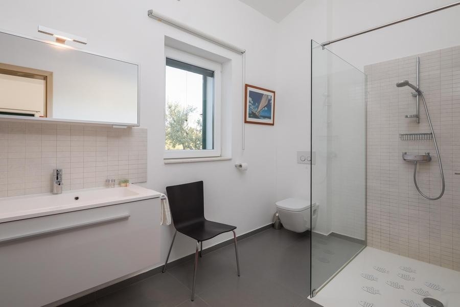 Moderná kúpeľňa so sprchovacím kútom