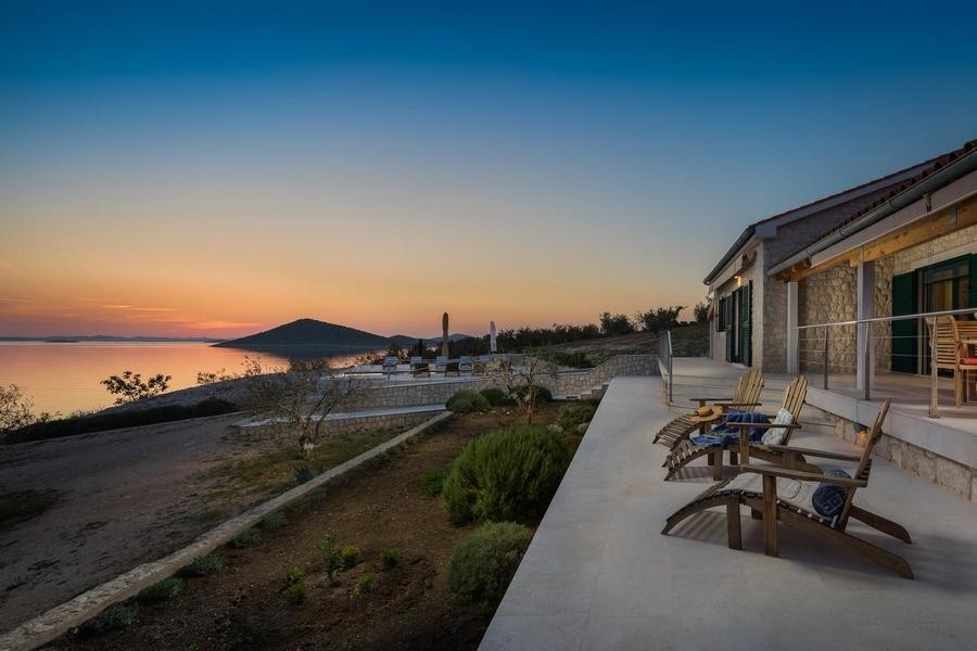 Terasa vily s výhľadom na more pri západe slnka