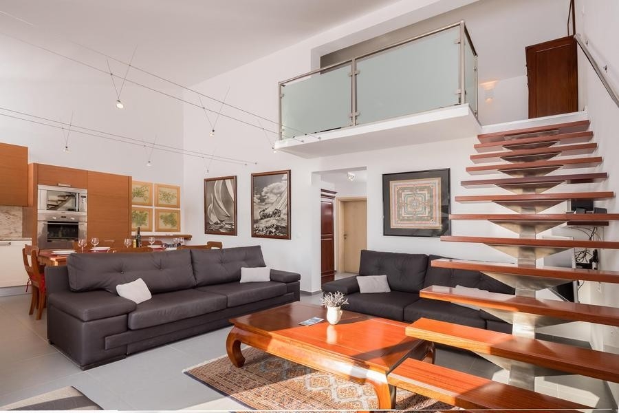 Otvorený obývací priestor s kuchyňou a galériou