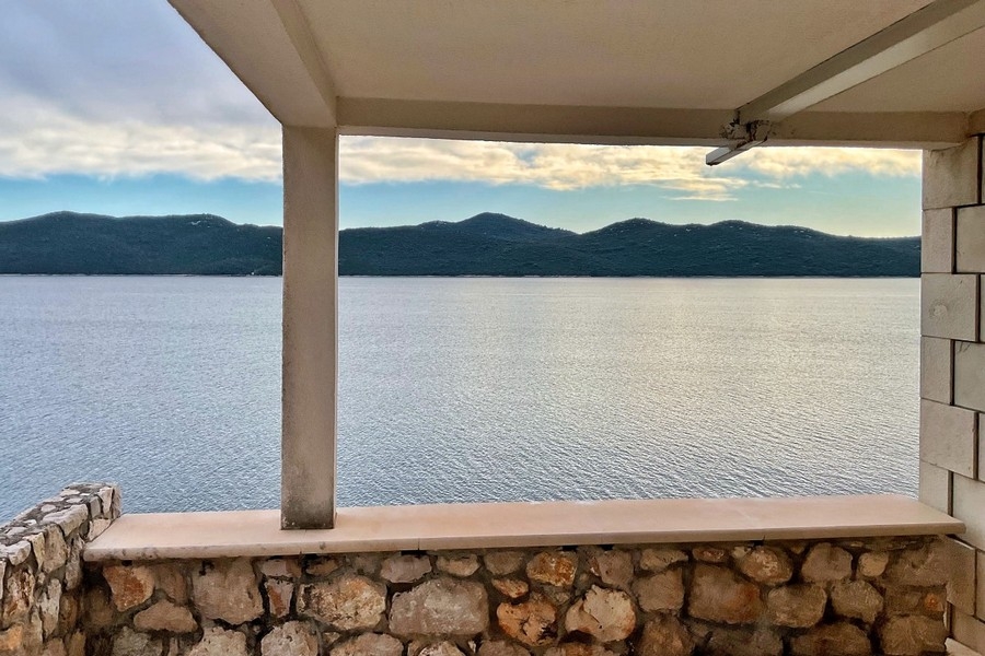 Terasa s výhľadom na more v prvom rade na breh mora