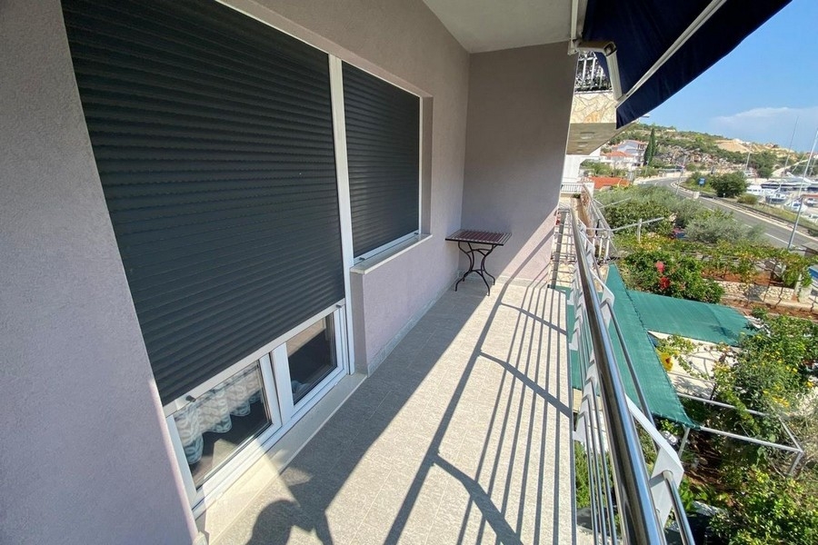 Balkón s výhľadom na more a pobrežnú krajinu v Marina