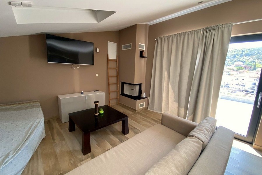 Obývacia izba so vstupom na balkón v dome v Maríne