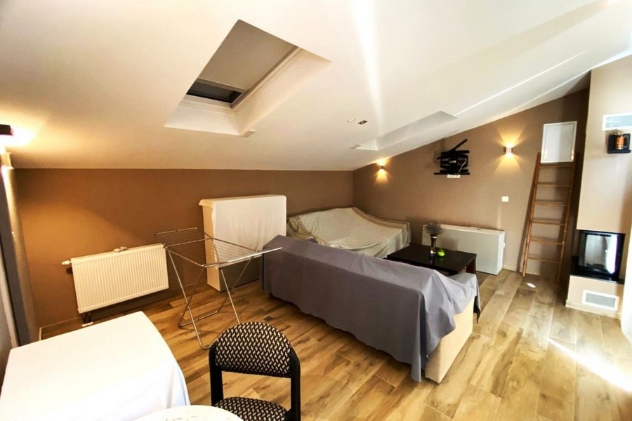 Obytná časť v podkroví s krbom a strešným oknom