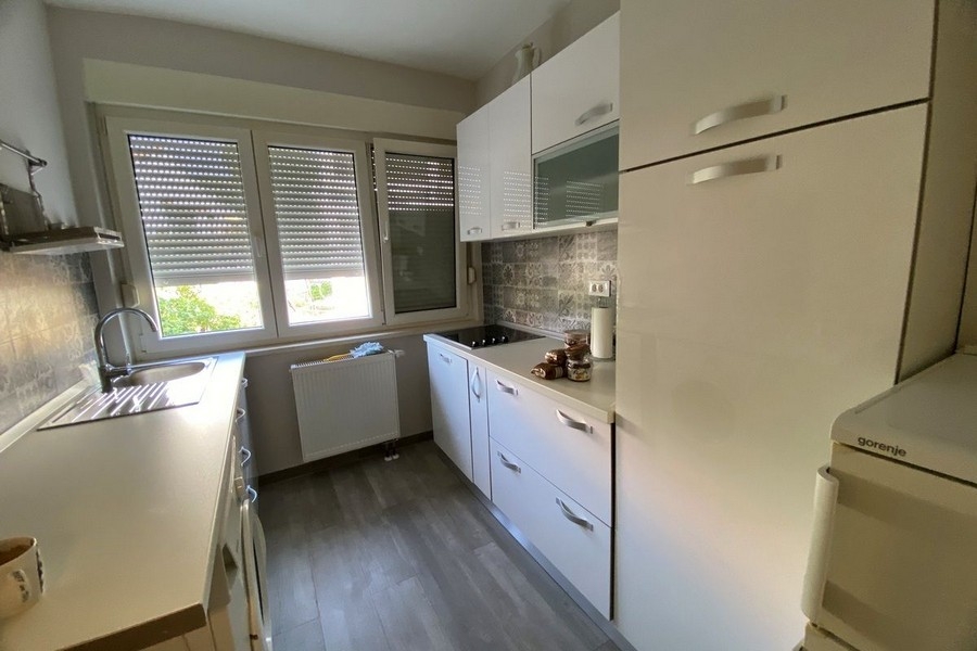 Kuchyňa s moderným vybavením v dome v Maríne