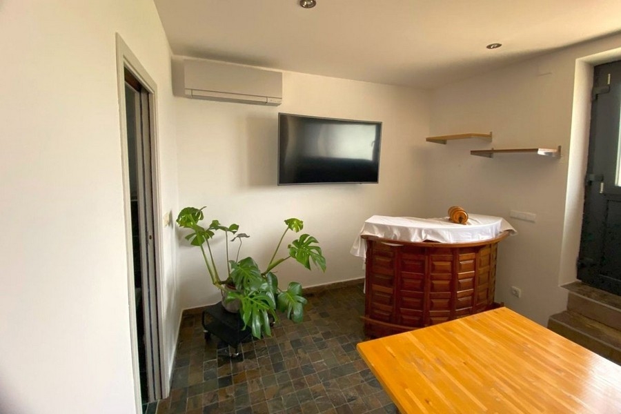 Obývacia časť s barom a posedením v dome v Maríne