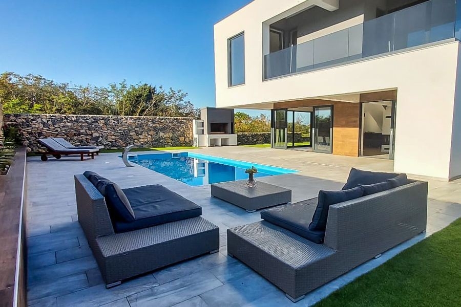 Moderná vila s bazénom a slnečnou terasou v Chorvátsku