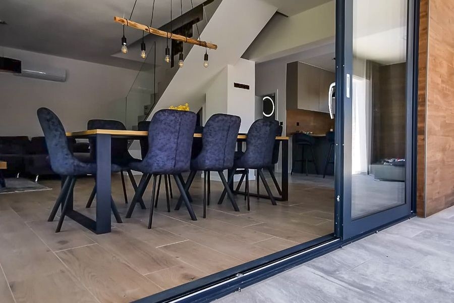 Jedáleň s prístupom na terasu a k bazénu