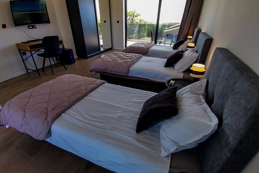 Spálňa s balkónom v modernej vile v Chorvátsku