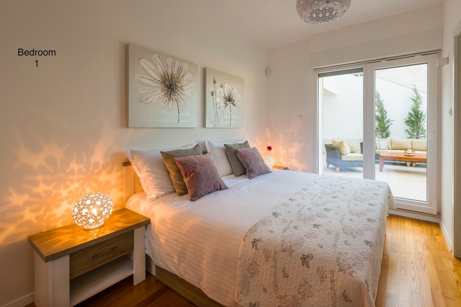 Spálňa s manželskou posteľou a prístupom na terasu