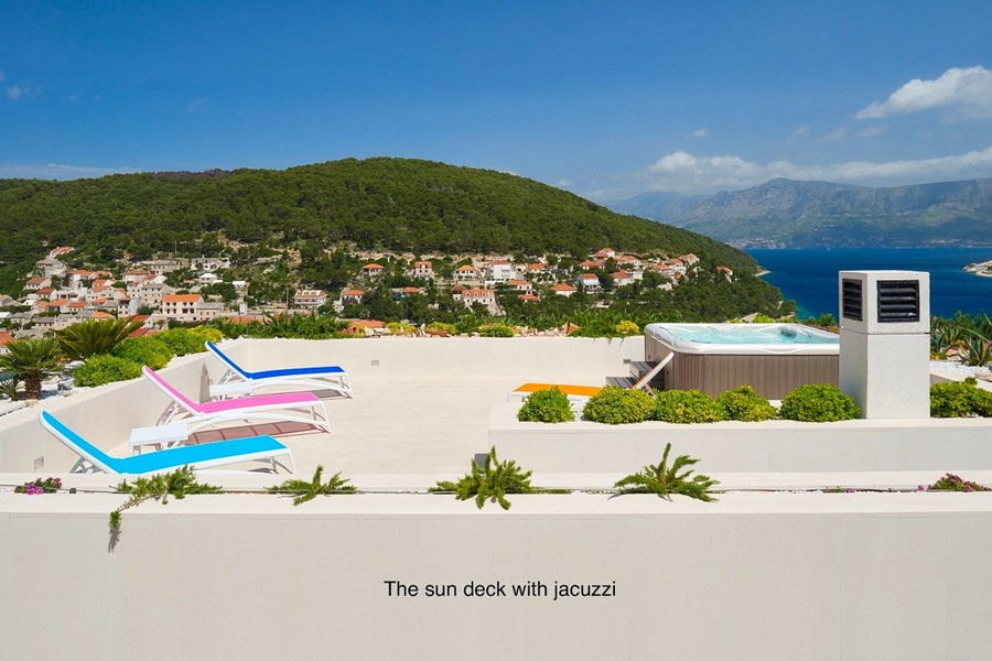 Strešná terasa s jacuzzi a výhľadom na more