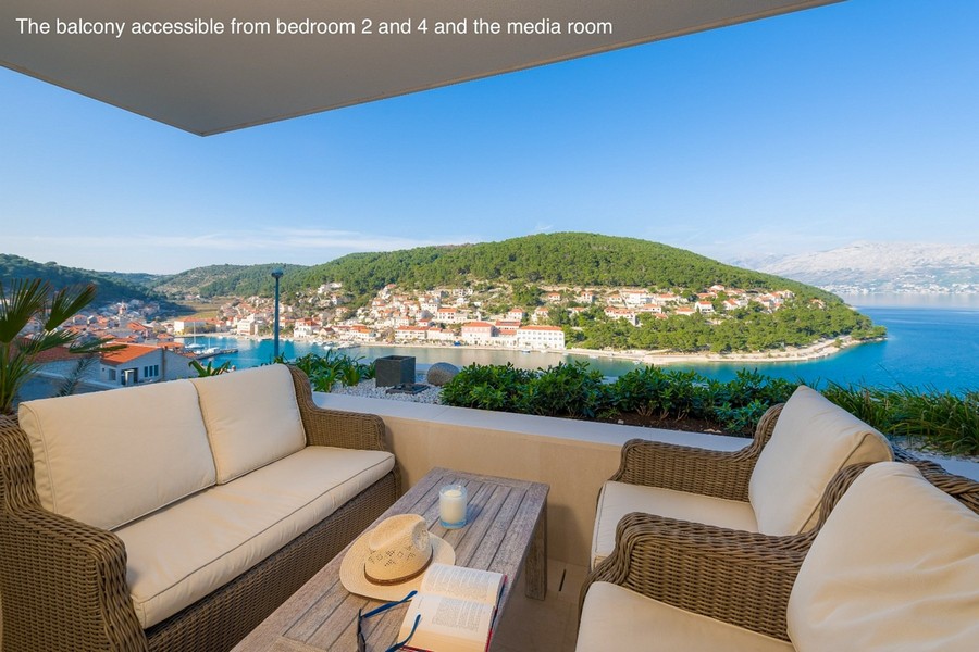 Krytý balkón s posedením a výhľadom na záliv a mesto