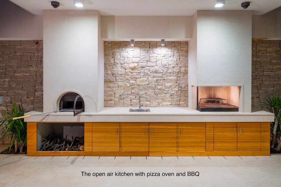 Vonkajšia kuchyňa s pecou na pizzu, grilom a pracovnou plochou