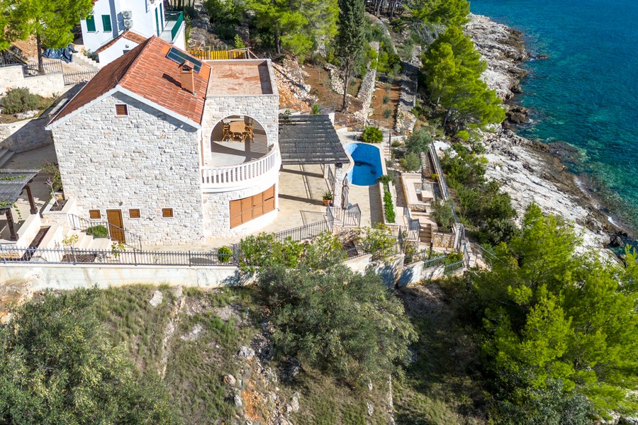 Krytá terasa s pergolou a fasádou z prírodného kameňa