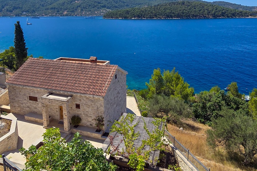 Terasa a bazén vily s priamym prístupom na pobrežie