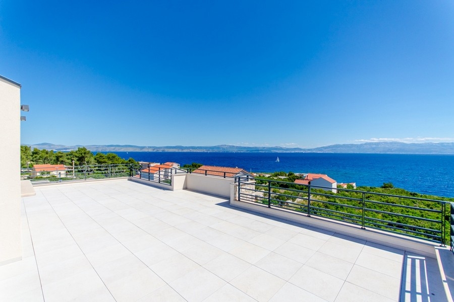 Výhľad na more z veľkej strešnej terasy na ostrove Šolta v Dalmácii