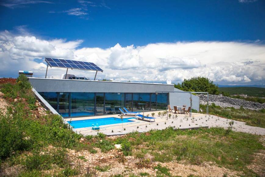 Kúpte si vilu s bazénom v modernej architektúre v Chorvátsku.