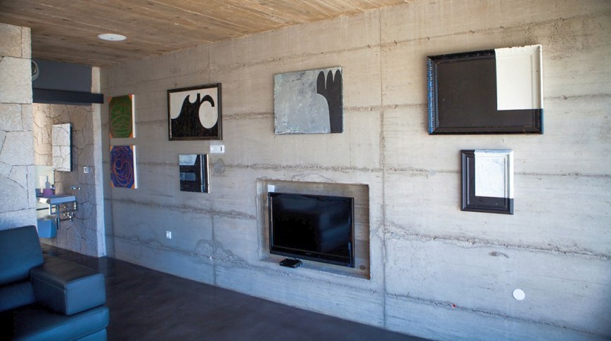 Vnútorný jedálenský kút s obývacou izbou a kuchyňou.