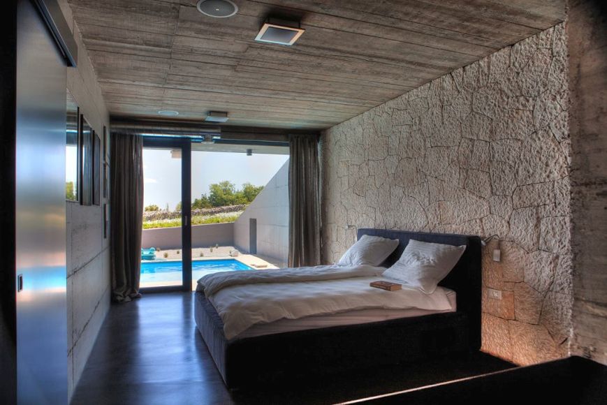 Spálňa nehnuteľnosti H385 v Chorvátsku, ostrov Krk.