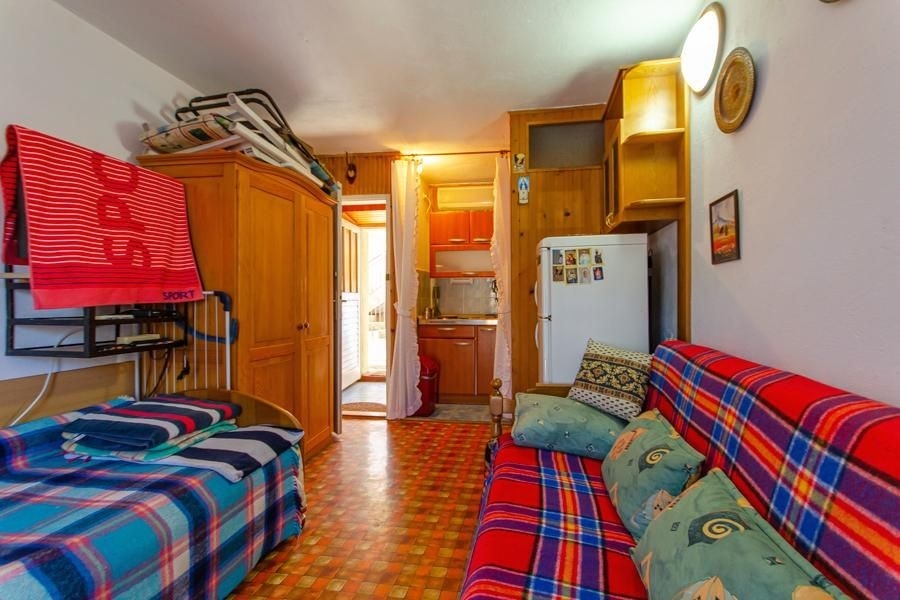 Obývacia izba s pohovkou a malá kuchyňa