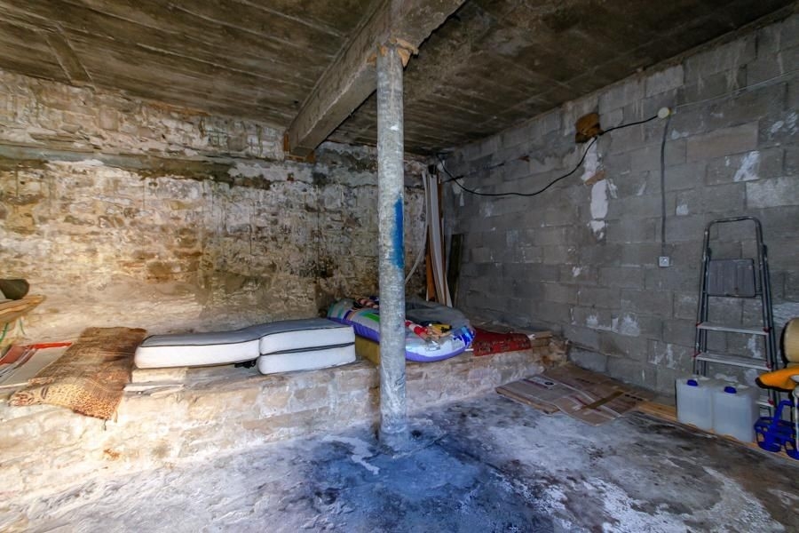 Krčma na prízemí so stenami z prírodného kameňa - na rekonštrukciu