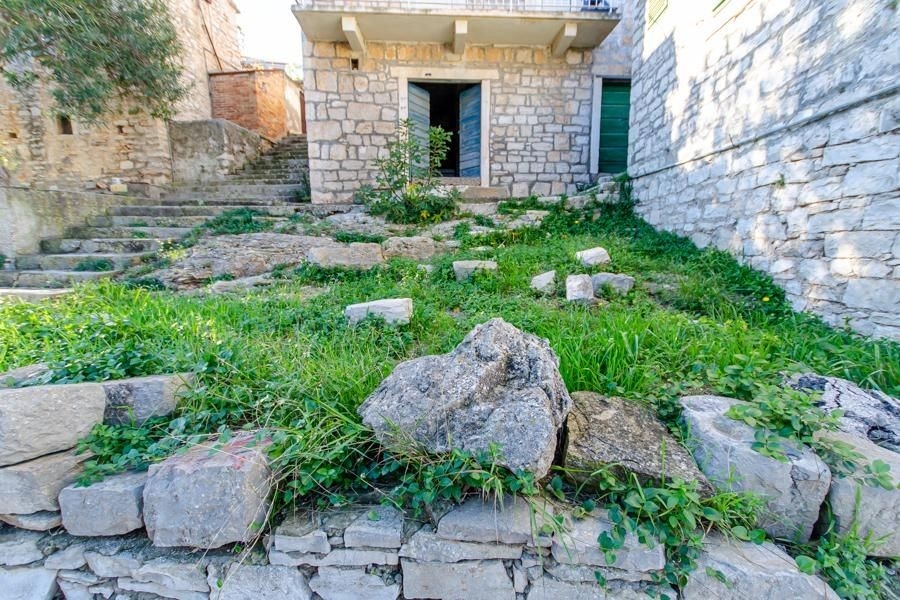 Záhrada pred objektom je súčasťou ponuky.