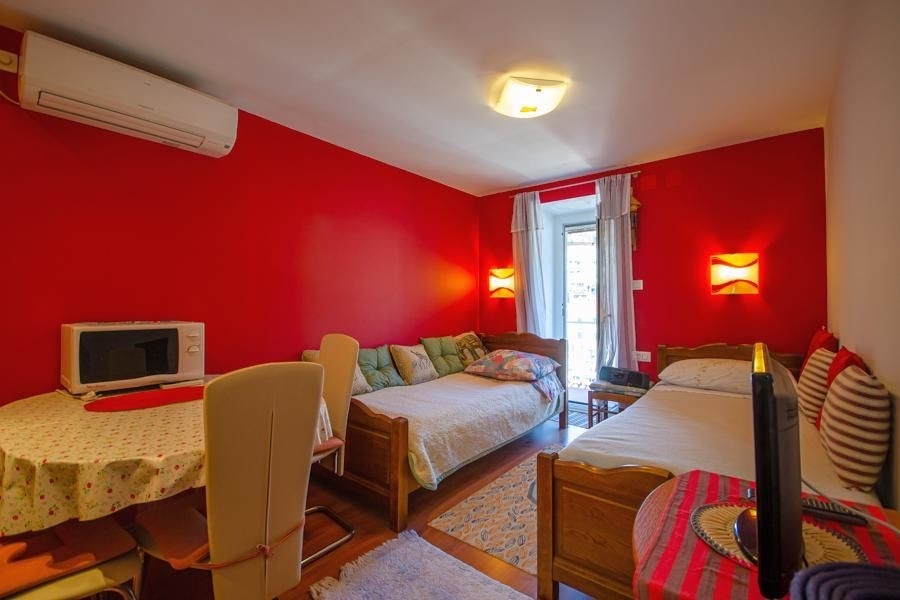 Spálňa s dvomi samostatnými lôžkami a balkónom