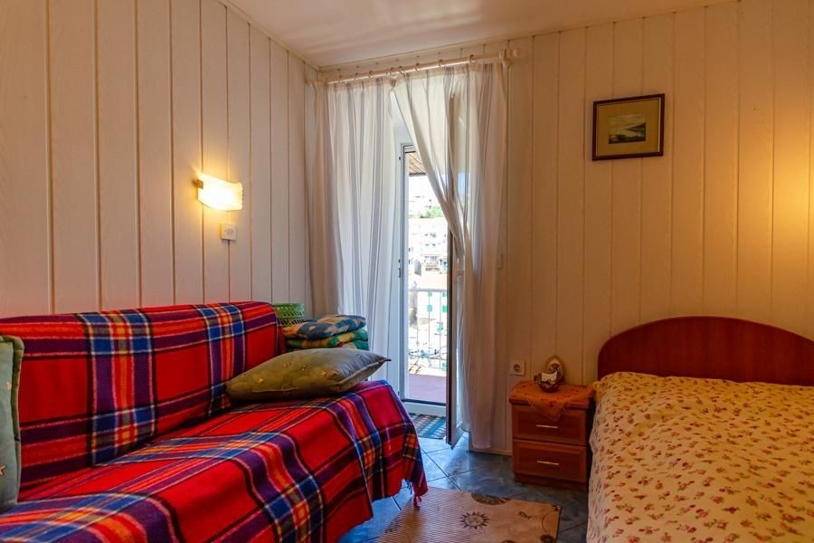 Izba s prístupom na balkón a priestorom na spanie