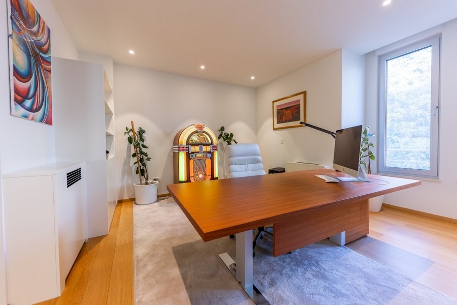 Študovňa s písacím stolom a moderným vybavením