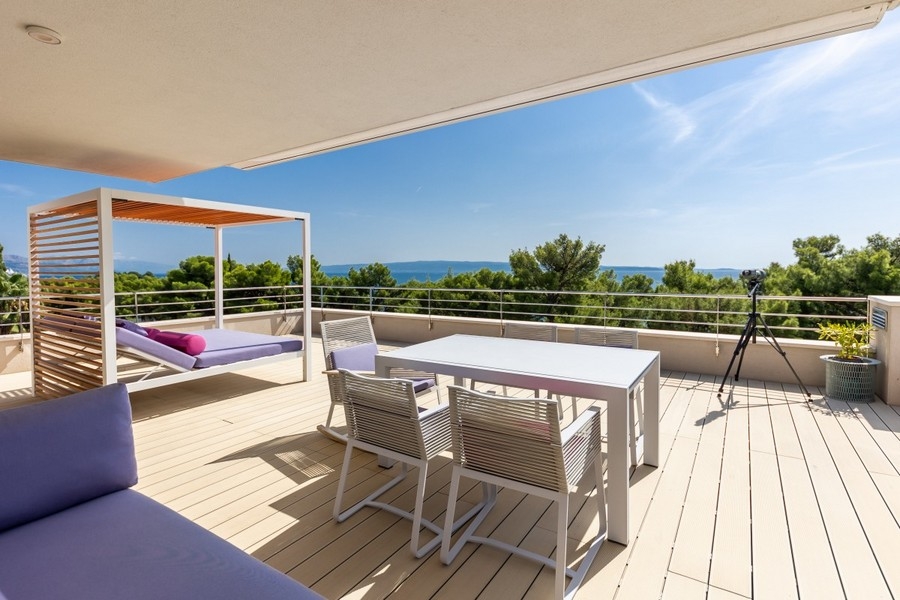 Vila s výhľadom na more na predaj priamo pri mori v Splite, Chorvátsko.