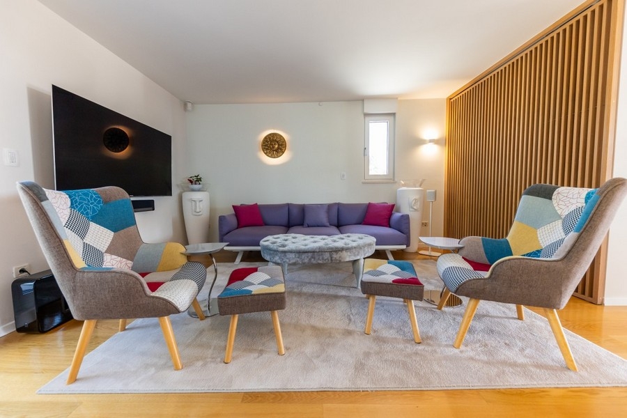 Útulný salónik s dizajnovými kreslami