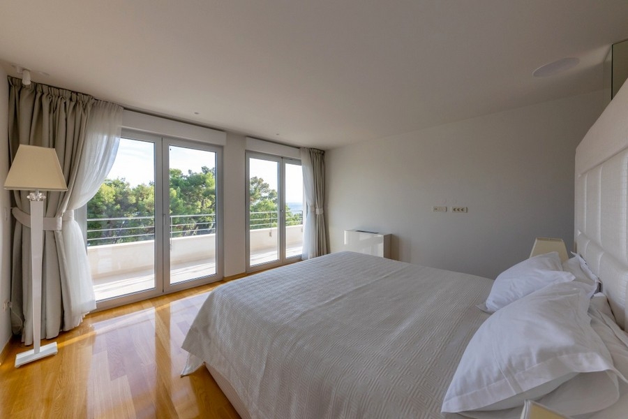 Spálňa s balkónom a výhľadom do zelene