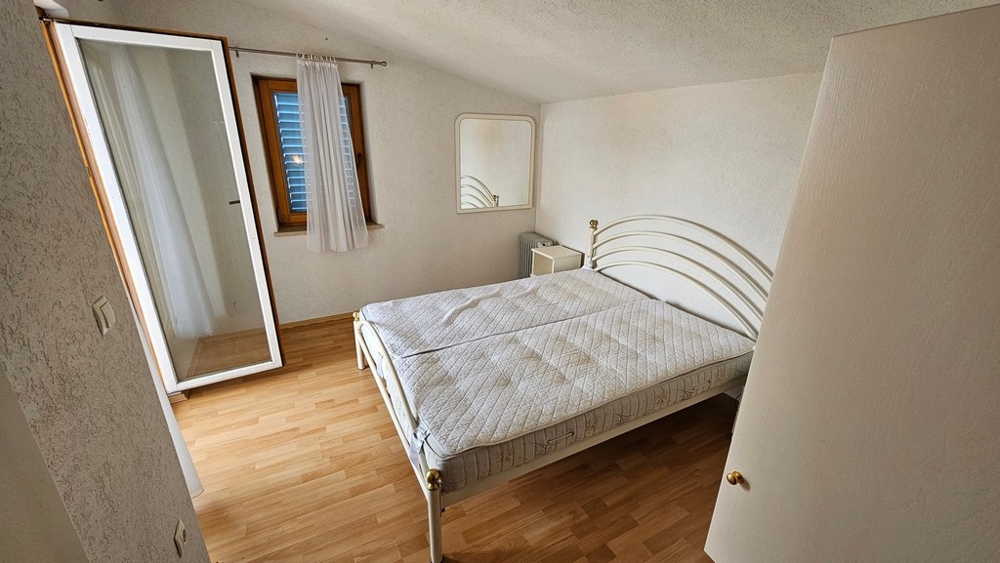 Spálňa s manželskou posteľou a šatníkom