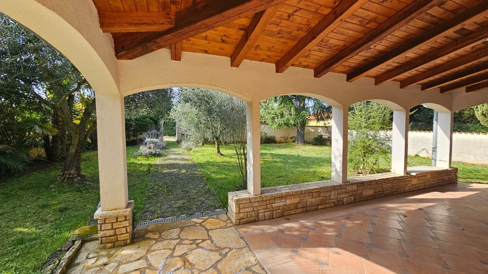 Krytá terasa s posedením a výhľadom do záhrady