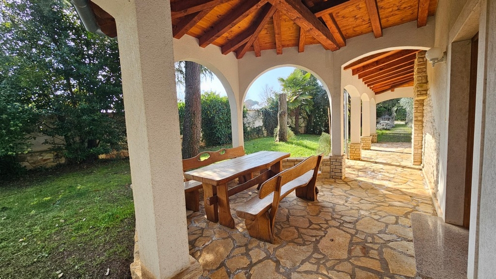 Veľká krytá terasa so záhradou a arkádami