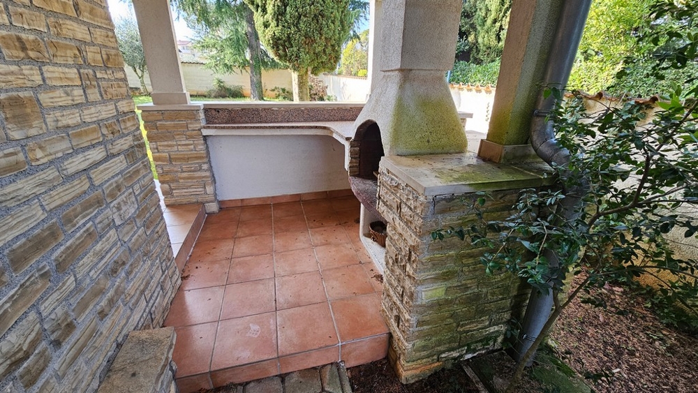 Vonkajšia kuchyňa s grilom na terase