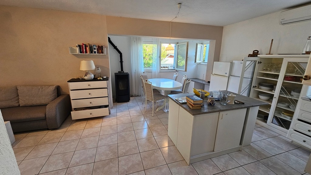 Obývacia časť s kuchyňou a krbom