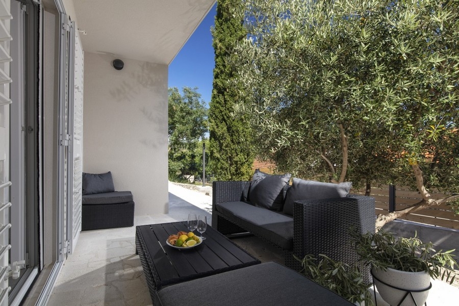 Krytá terasa s posedením a výhľadom do záhrady