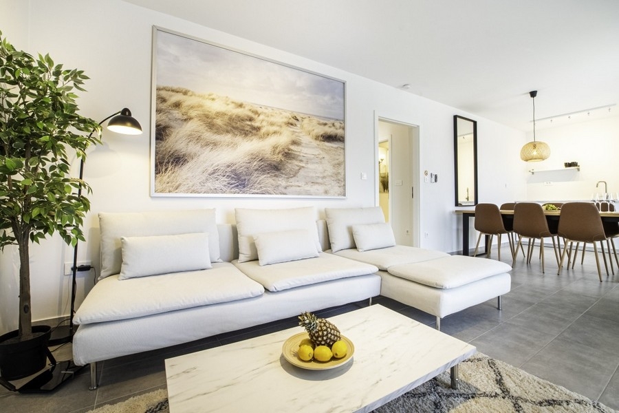 Obývacia izba s pohovkou a moderným interiérom