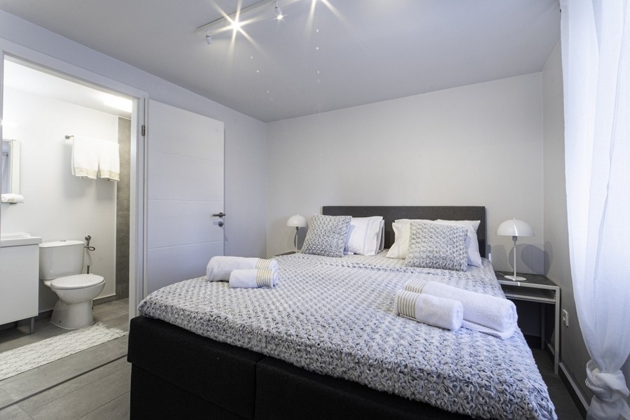 Spálňa s manželskou posteľou a vlastnou kúpeľňou