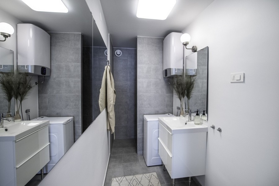 Moderná kúpeľňa s práčkou a umývadlom