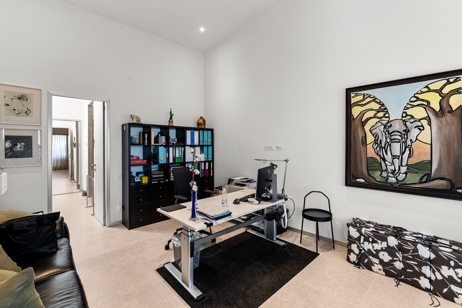 Študovňa s písacím stolom a policami