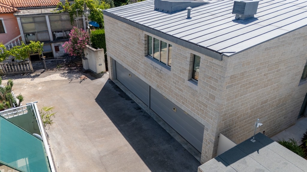 Garážový areál s parkovacími miestami pre viacero vozidiel