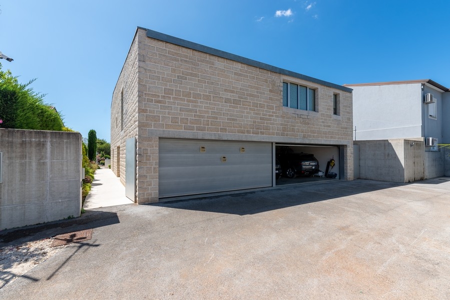 Vonkajší pohľad na vilu s fasádou z prírodného kameňa